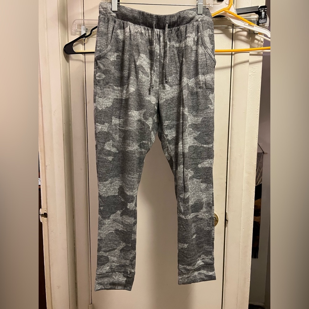 XL gray camouflage joggers